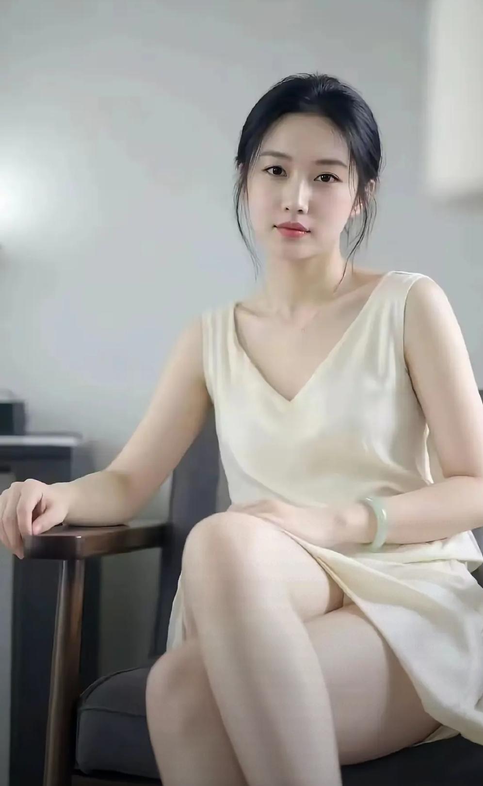 像这样干净有气质的美女你喜欢吗？
一身简约的米白色缎面长裙，没有繁杂的装饰，黑发