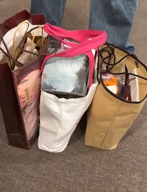 《白日提灯》伴手礼，迪丽热巴送的品种多，陈飞宇送的正品，张俪的很少却最讨喜。 《