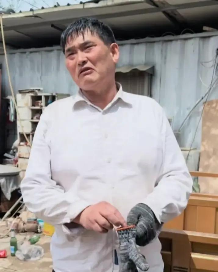 大衣哥接受采访谈到了儿子，已经分家自己过留个菜园让他自力更生
刚刷到大衣哥的采访
