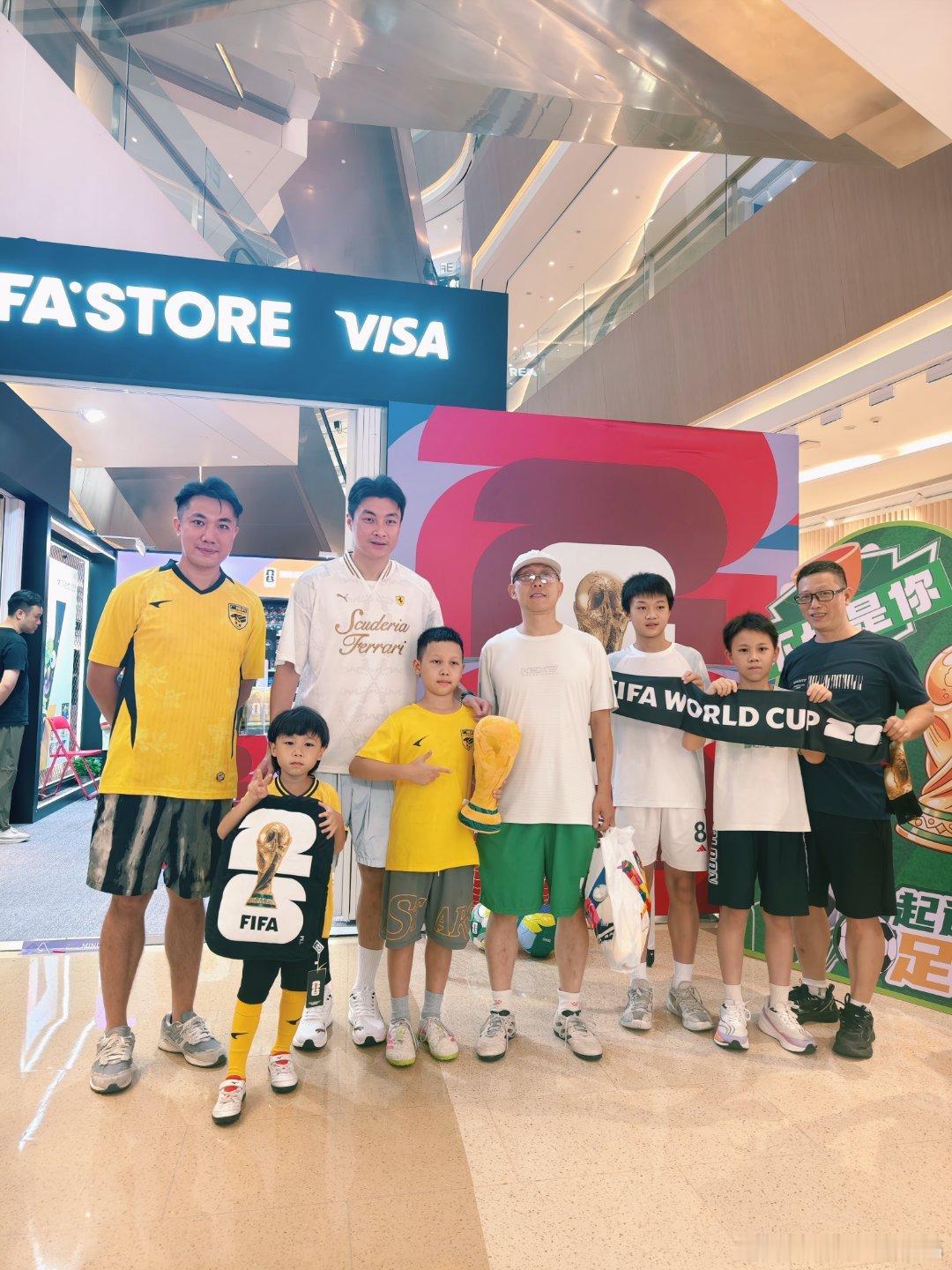 番禺天河城FIFA STORE，廖队跟球迷一起过父亲节。世界杯 广州·番禺天河城