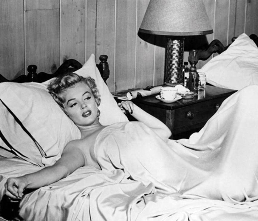 1954年，玛丽莲梦露不顾丈夫反对，强行中止蜜月旅行，独自一人跑去了国外慰问演出