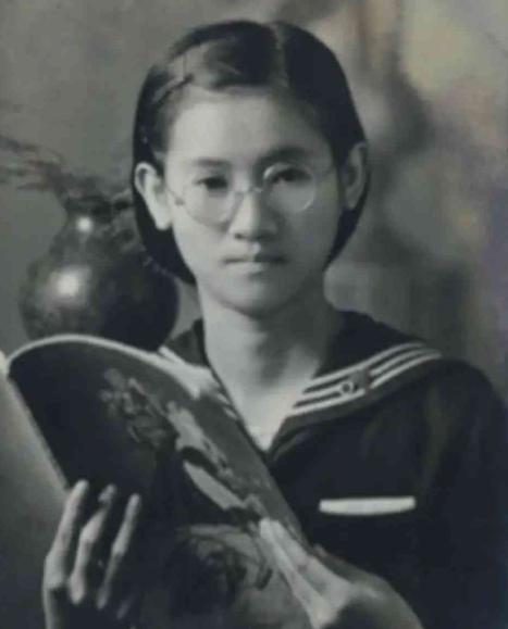 1956年，国民党员丁窈窕押，她不是战斗英雄，只因朋友感情纠葛遭诬告，可她在台湾