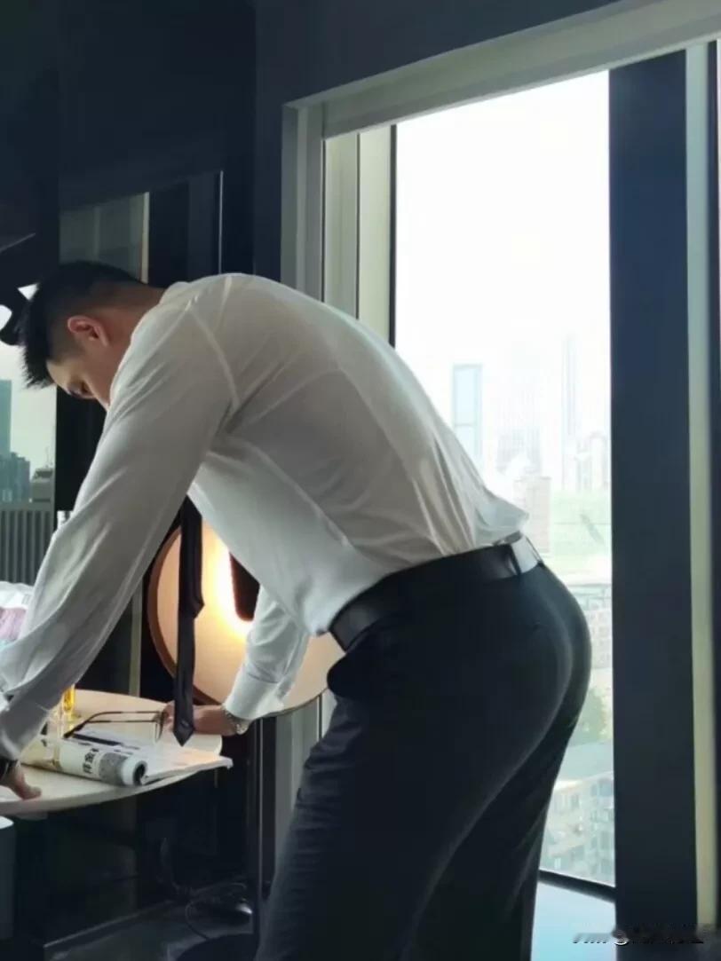 这个背影就很吸引人！
女生的身材要有线条感，男人也要有，前者线条感是柔和曼妙的，