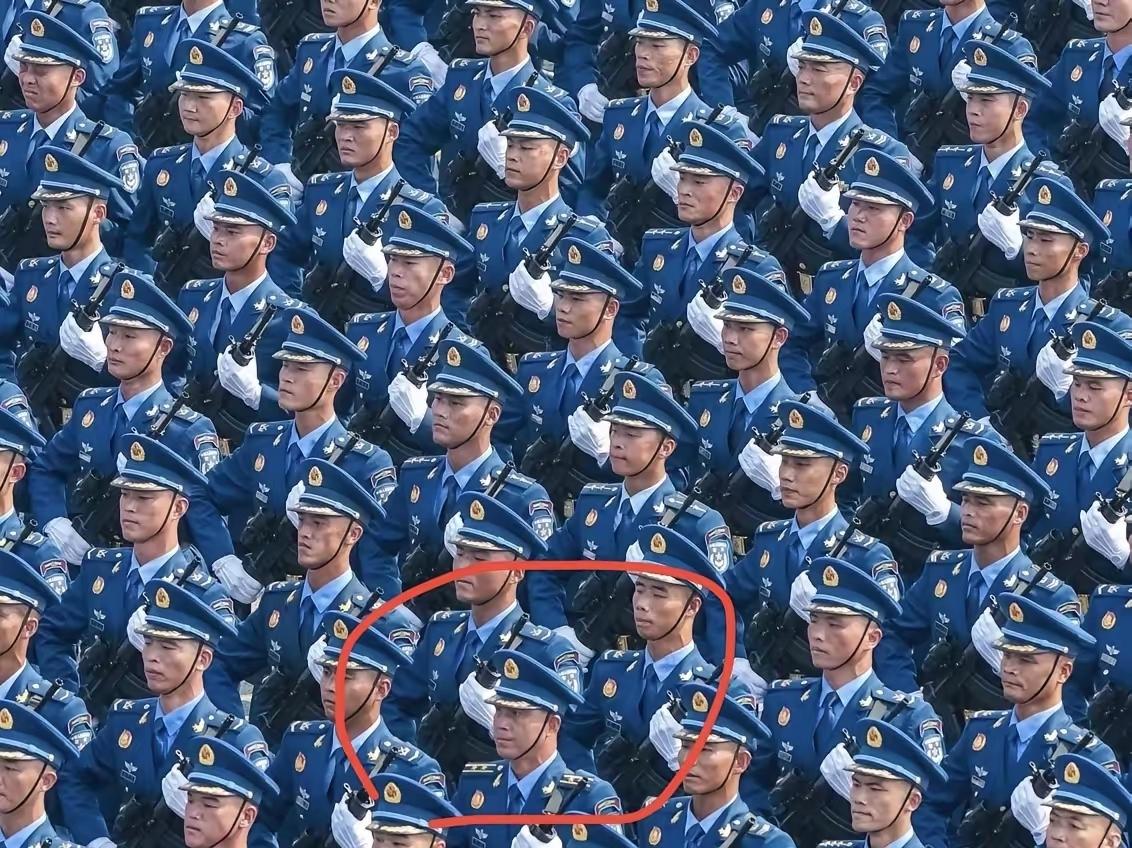 队伍中捕捉到一位军衔与其他战友不同的军官，好像军衔比较高，年龄也比其他战友大。