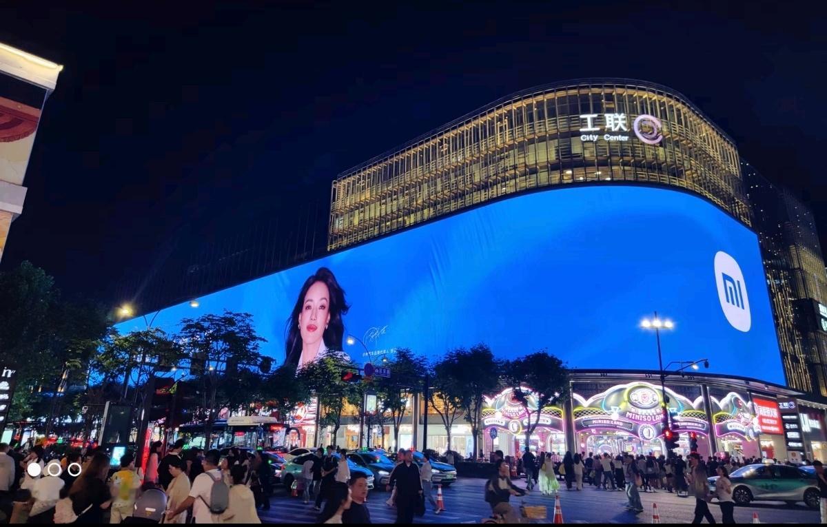 小米汽车X舒淇的这个广告大屏是真的高级又大气啊 
