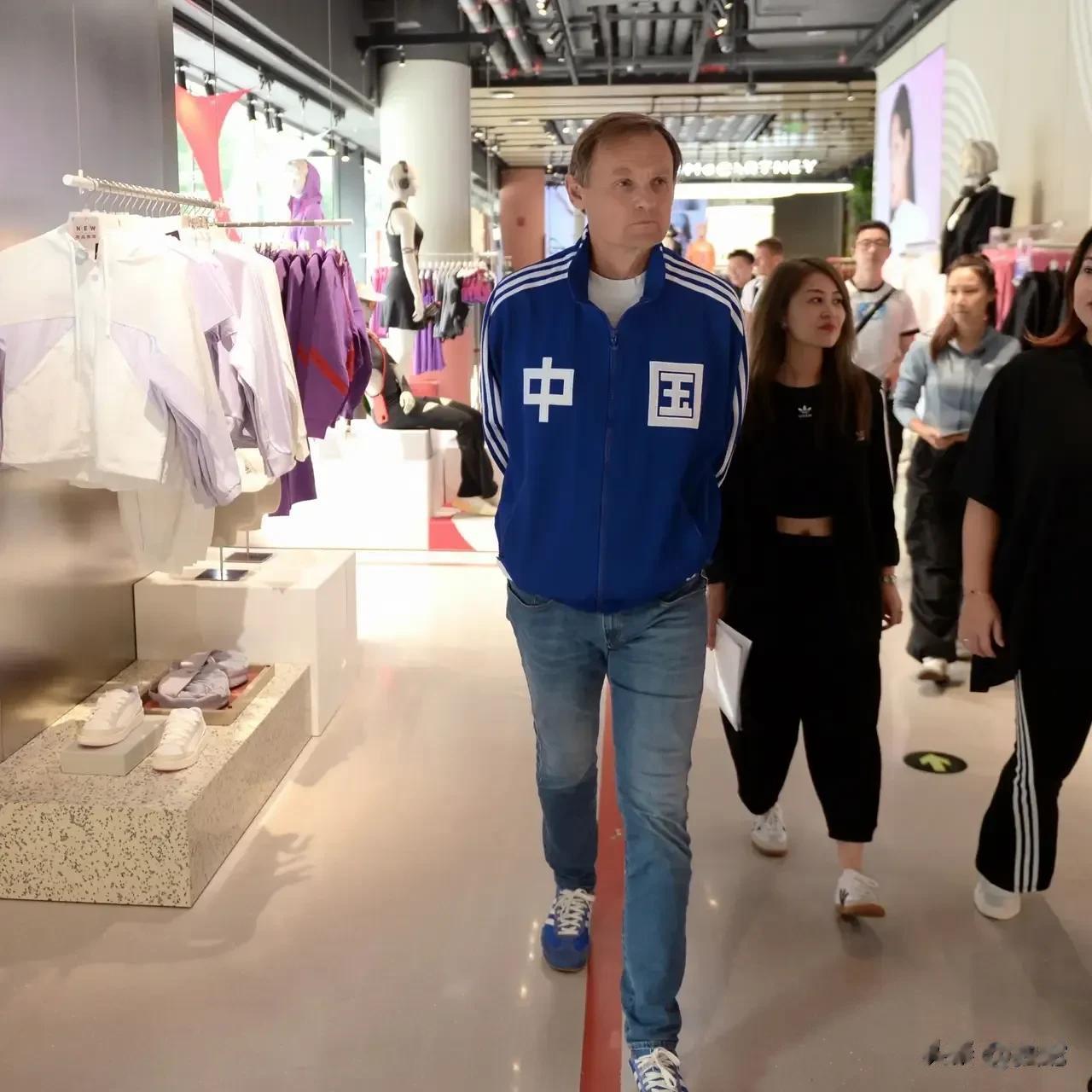当年高调抵制新疆棉的阿迪达斯CEO，现在？我真的有点懵！