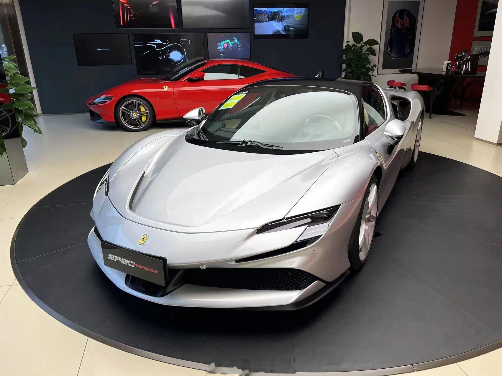 早早早~法拉利 SF90 Stradale 银外/米内现车优惠50万，优惠后58