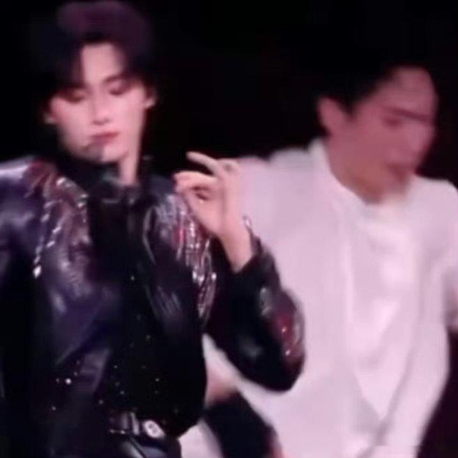 丁程鑫还是不敢弯曲那根手指丁程鑫的手是不是还没有彻底好啊 