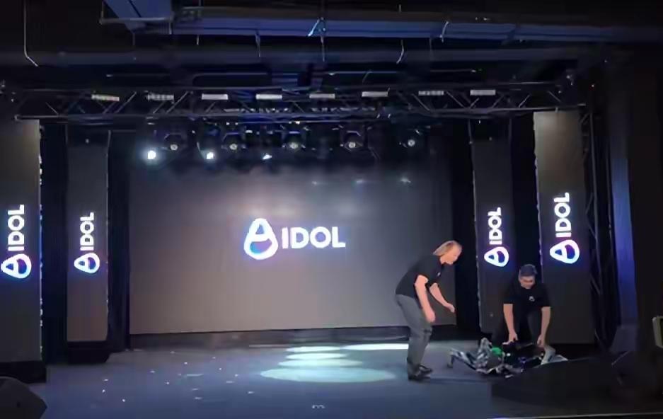 这下丢人丢到国外了，全世界都知道你俄罗斯的机器人出场就摔倒了。
没错，在各个国家