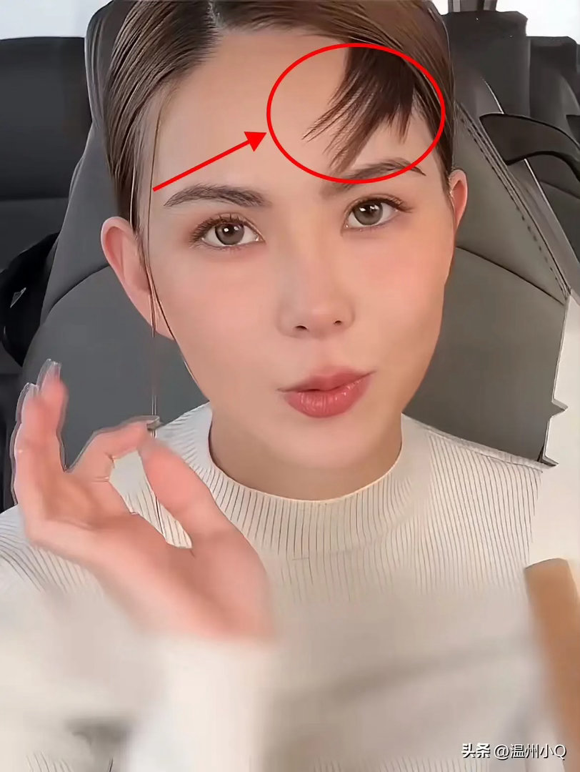 我实在没太看懂，昆凌眉梢上这撮刘海有啥美感，看着好突兀…… 
