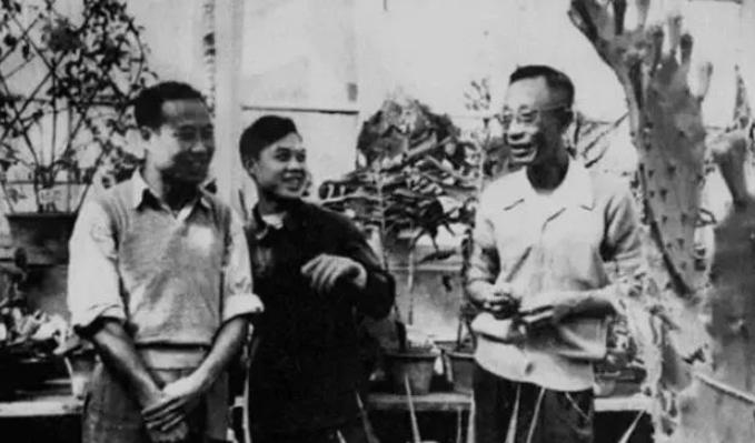 1960年，周总理请溥仪吃饭，席间，溥仪看了一旁的女子好几次，周总理注意到后，就