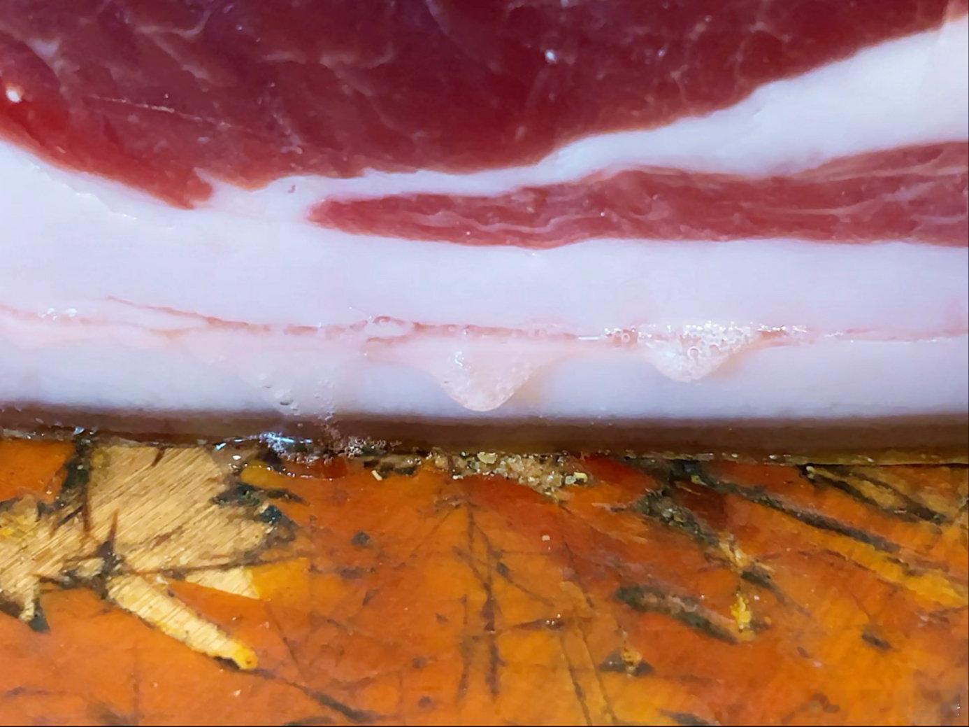 可以生吃的一条宣威火腿，经过三年的慢发酵，香味同老檀木一般醇厚 可以生吃的一条宣