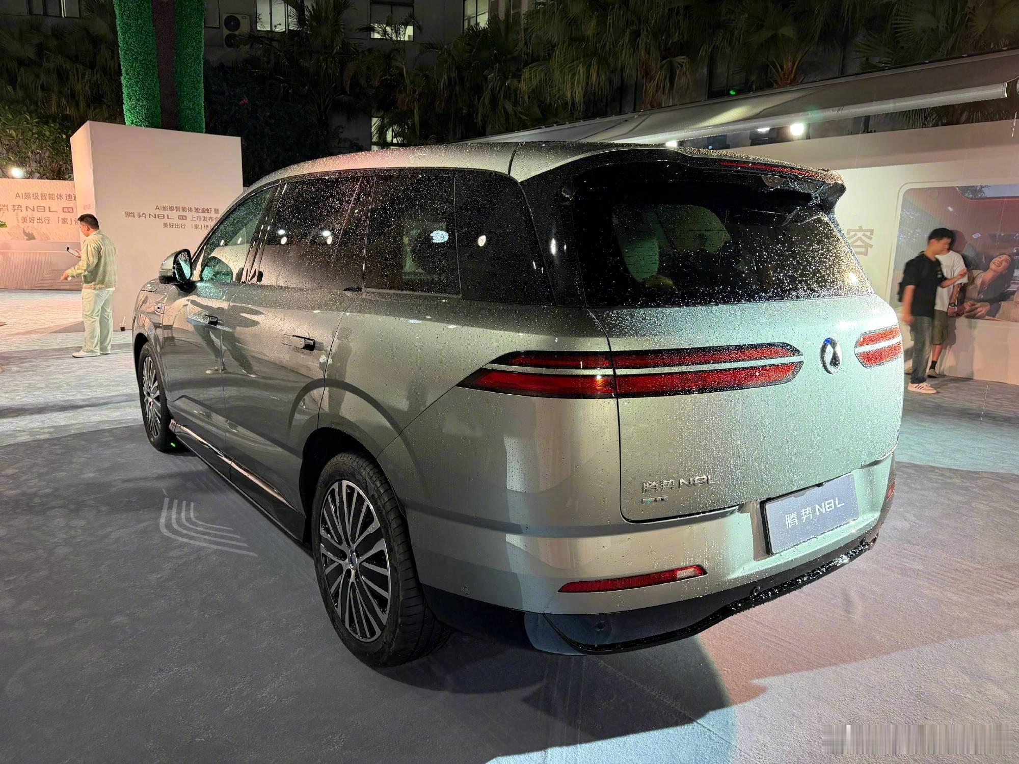 新车定位大型2+2+2六座纯电SUV，与在售插混闪充版形成产品矩阵。新车配备20