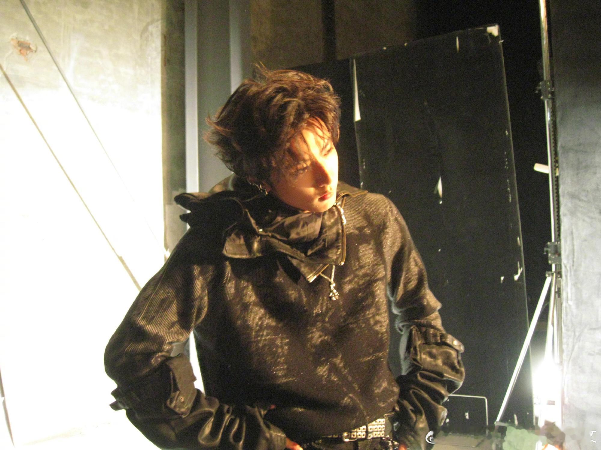 刘耀文怼脸拍刘耀文Too曼尼 刘耀文发布新的照片，谁懂这几张怼脸拍的冲击力，帅的