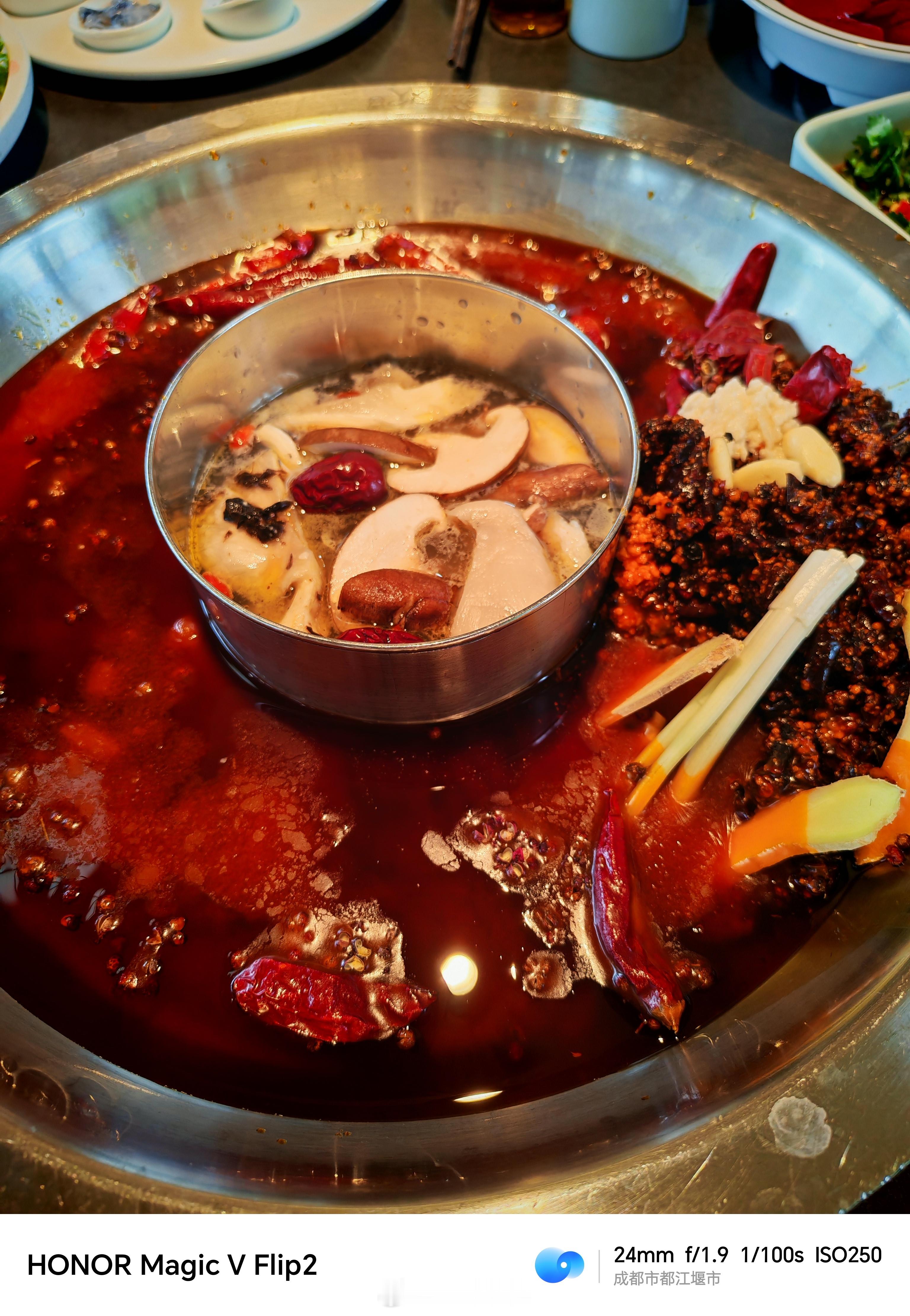 高德扫街榜美食摄影大赛最近和朋友们边涮边聊，手机咔嚓咔嚓根本停不下来（荣耀这小折