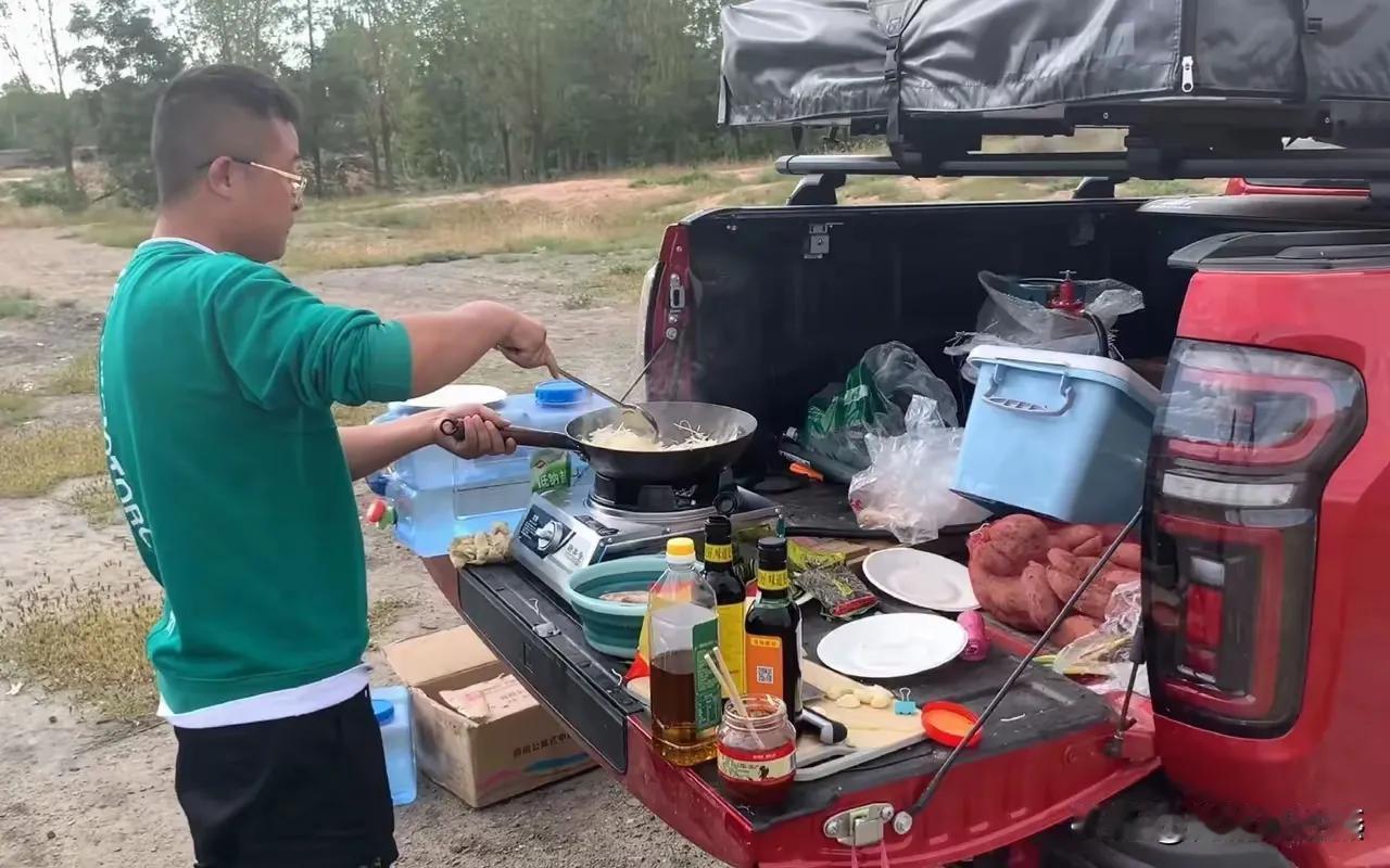有网友评论自驾游的人，说他们常年在外吃住在车里不舍得住宾馆，不舍得去饭店吃饭，太