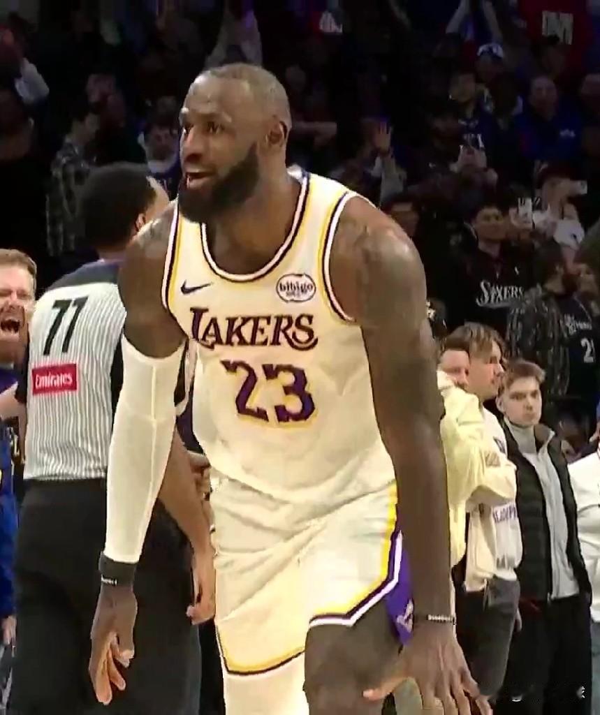 詹姆斯今天得记头功！！！！关键时刻太硬了！！
湖人首发五人组得分全部上双。
东契