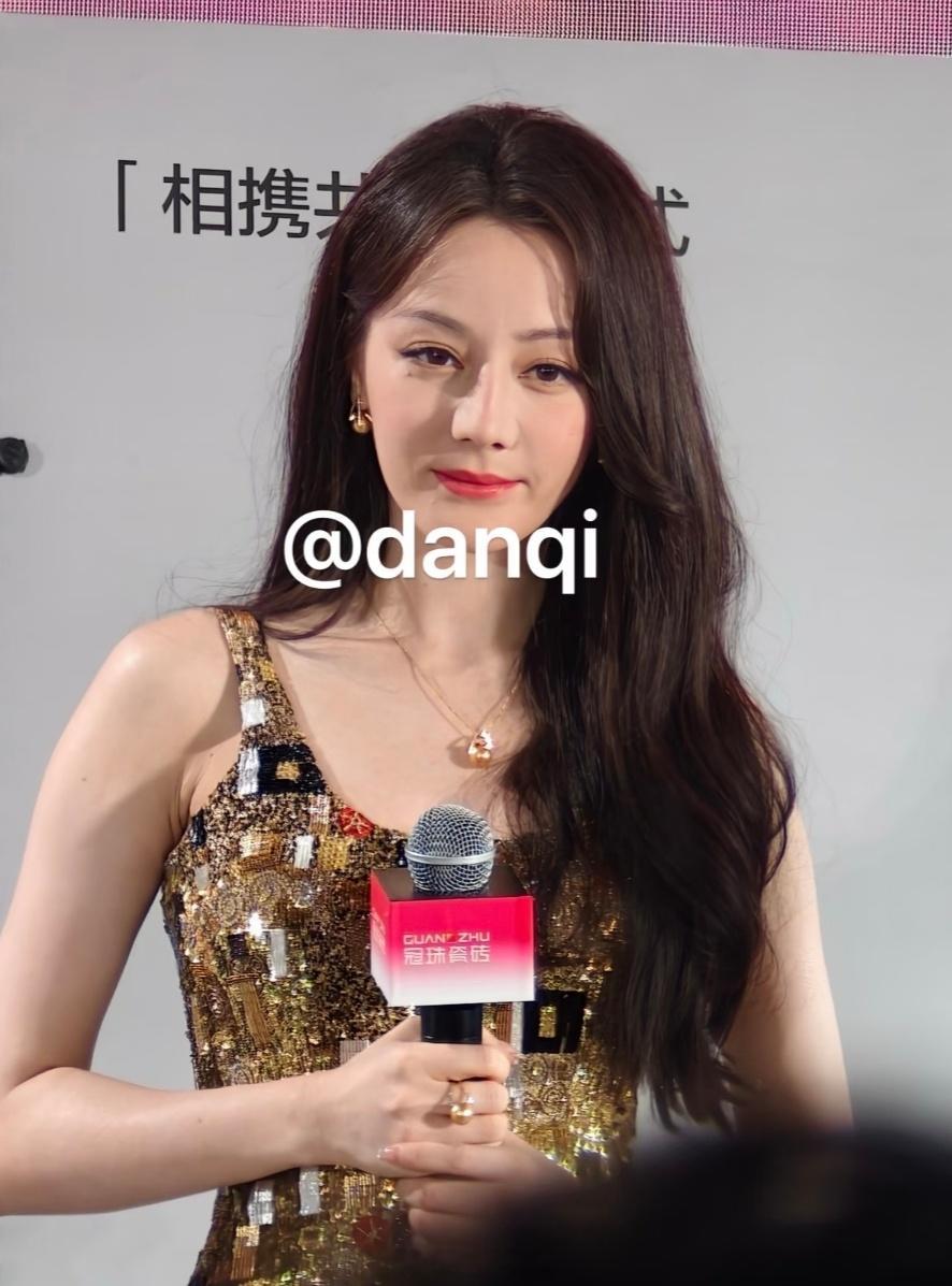 迪丽热巴不需要任何美颜！！这个生图直出更能看出颜值多么扛打[yeah] ​​​