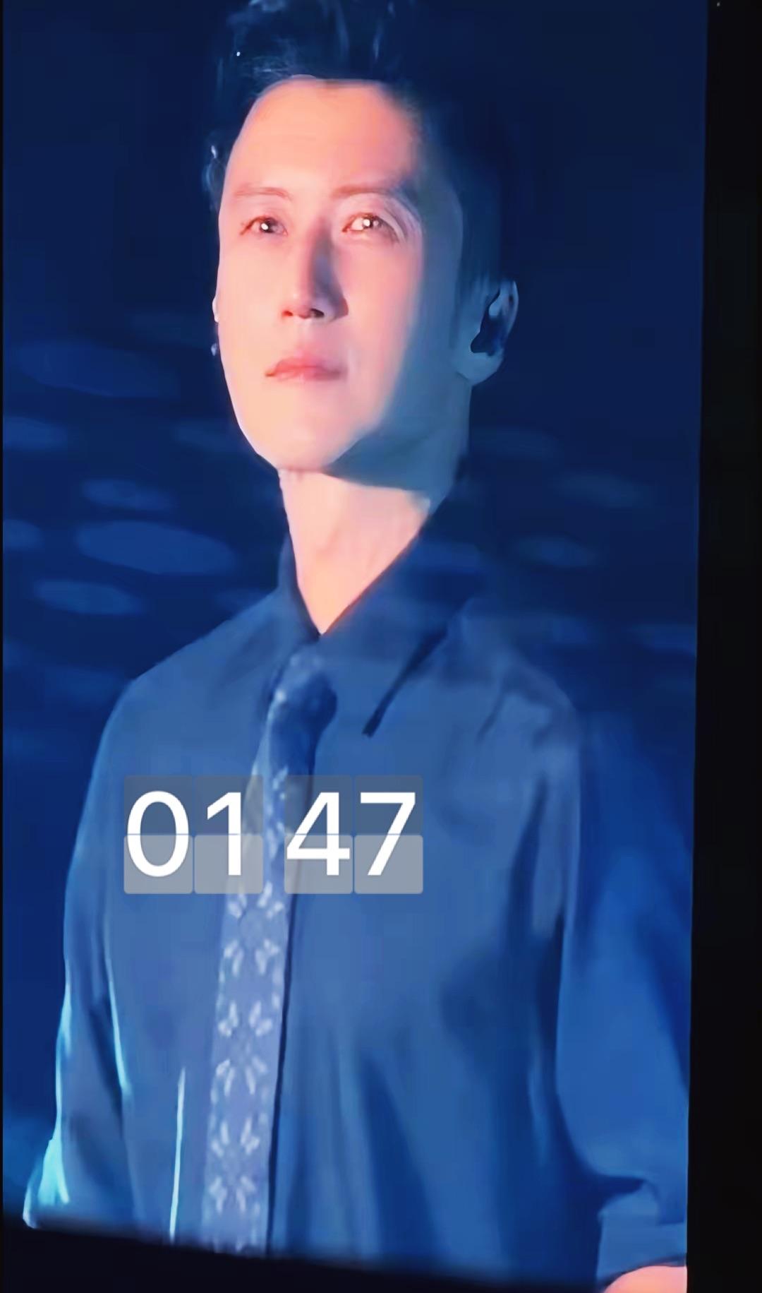 果然，谢霆锋还是在演唱会上哭了，
不是因为亲爹刚走，而是因为全场粉丝们很多都穿上