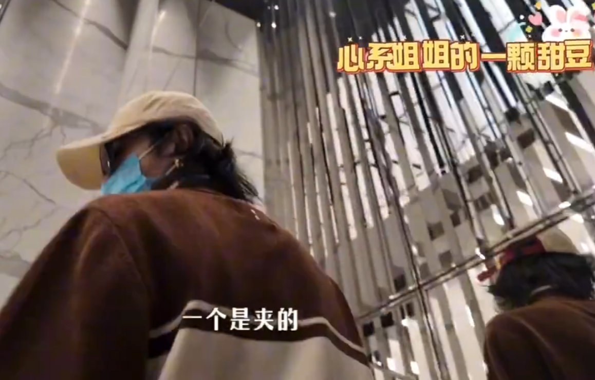 殷秀梅给华晨宇送花篮谁能拒绝这种神仙导师情谊啊！殷秀梅送花篮，华晨宇买耳环，氛围