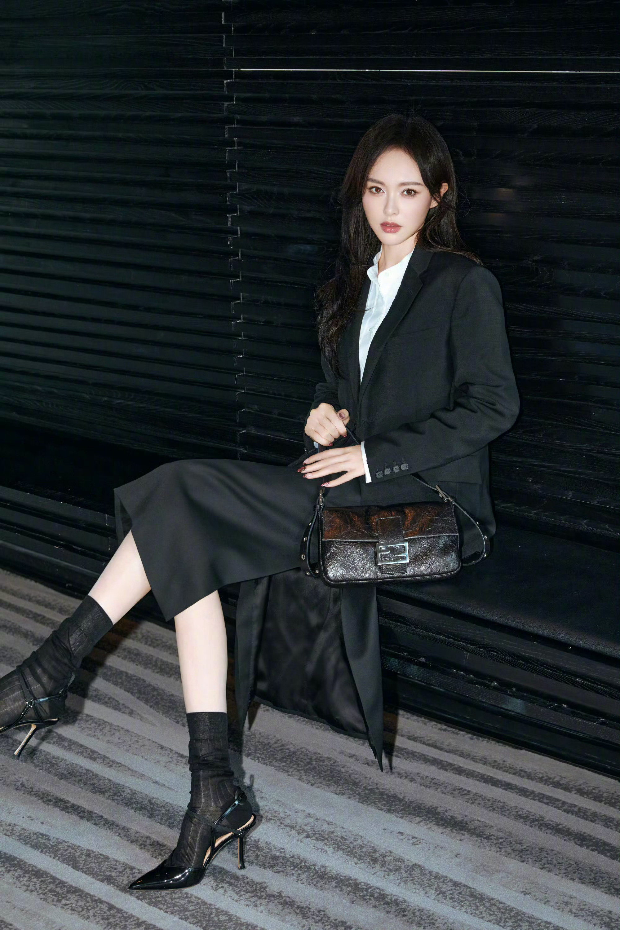 唐嫣ccd好美摩登都市里的芬迪女郎这个标签放在她身上越来越贴了不是穿着套装走在街
