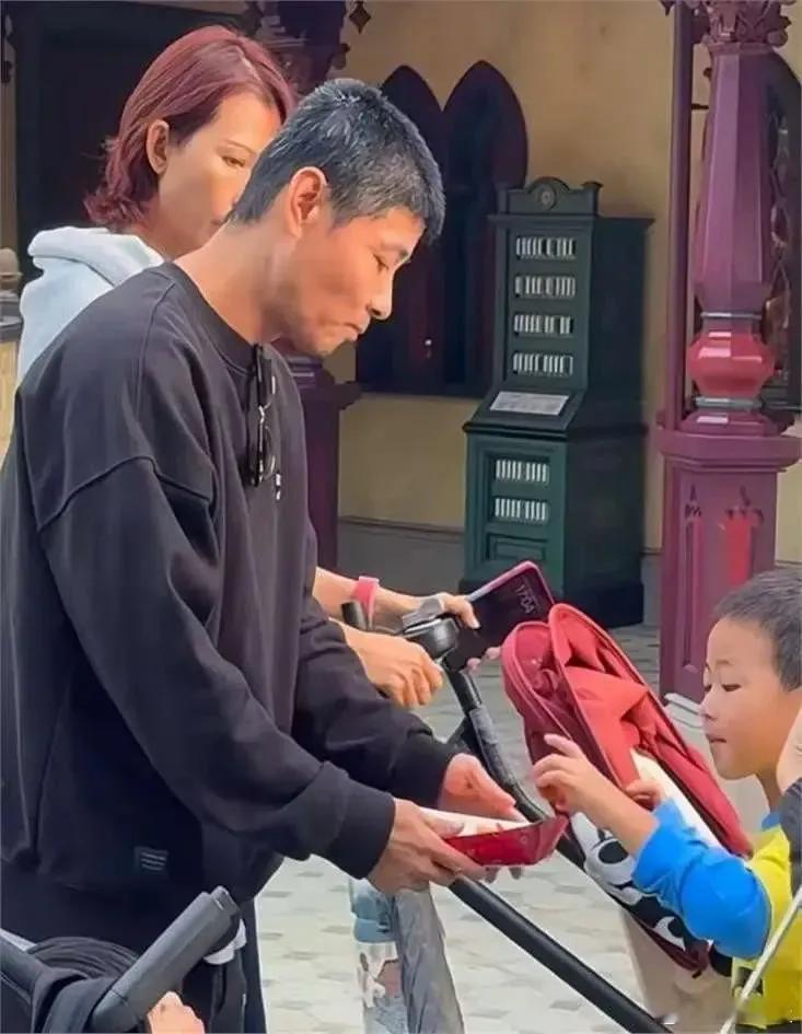 蔡少芬一家出游现年50岁的张晋头发已经白了一半 