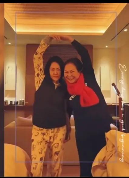 大S病危，妹妹小S跟妈妈还在狂欢跳舞。
大S一周年忌日，小S开心的哈哈哈大笑。