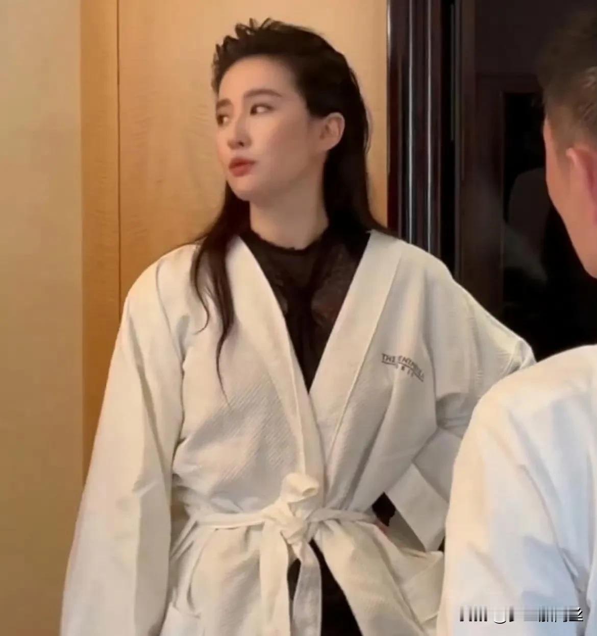 人们常常认为大背头是成功男士的标志性发型，然而时尚的界限是模糊的。就像刘亦菲所展
