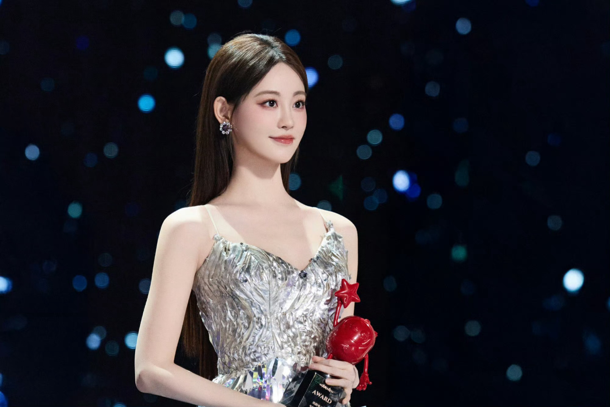 向着光亮继续前行 恭喜演员祝绪丹 蛋壳们一直在！ 