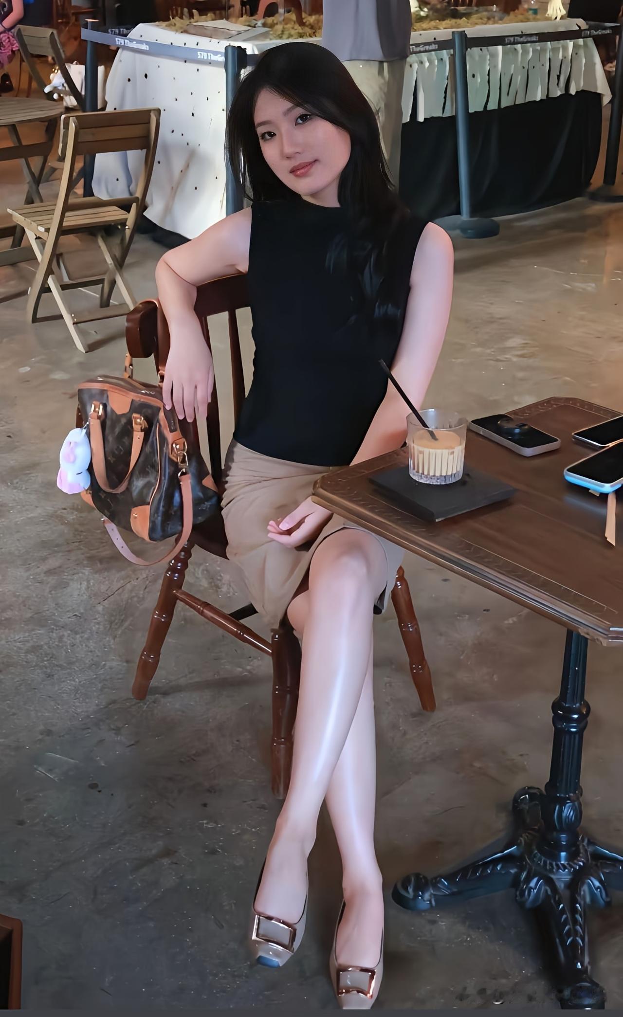 怎样穿搭知性又显身材?极简高级轻熟风穿搭，黑白咖经典配色，日常通勤约会都很合适[