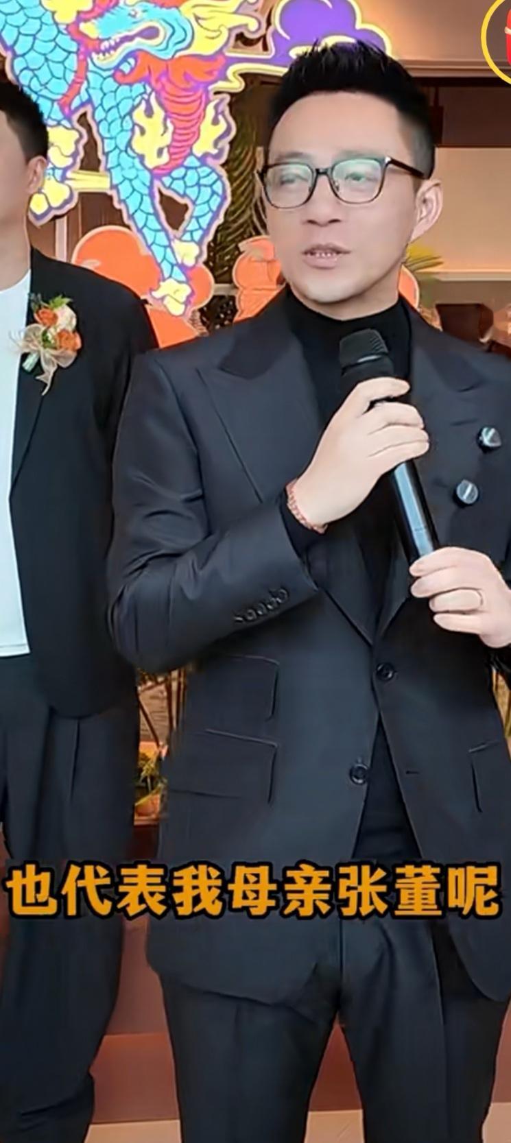 汪小菲这回是真的学聪明了。
哈尔滨麻六记开业，张兰没有现身剪彩现身，汪小菲在讲话