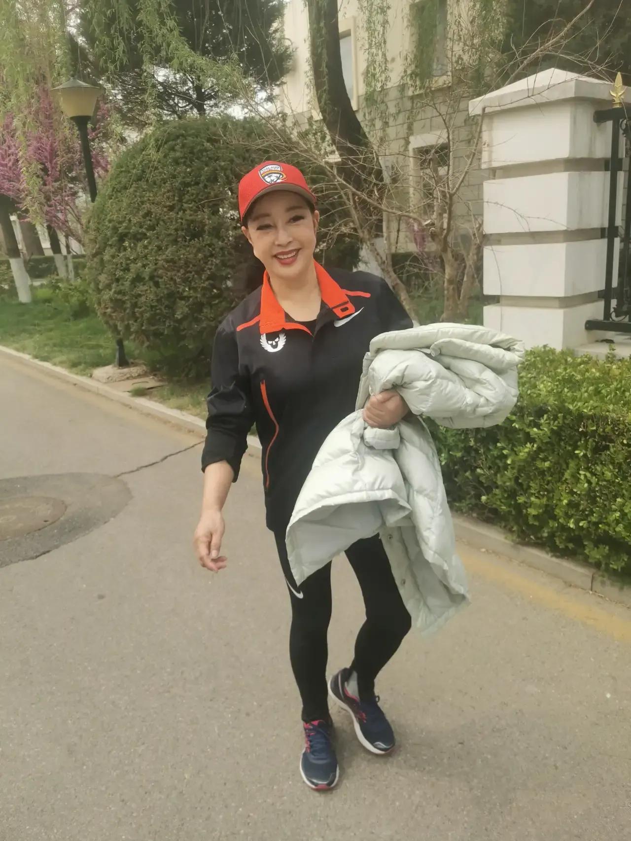 刘晓庆秒变大头娃娃，这是谁拍的啊？头大身子小，准是她老公拍的。
#拍的还好吧🤣