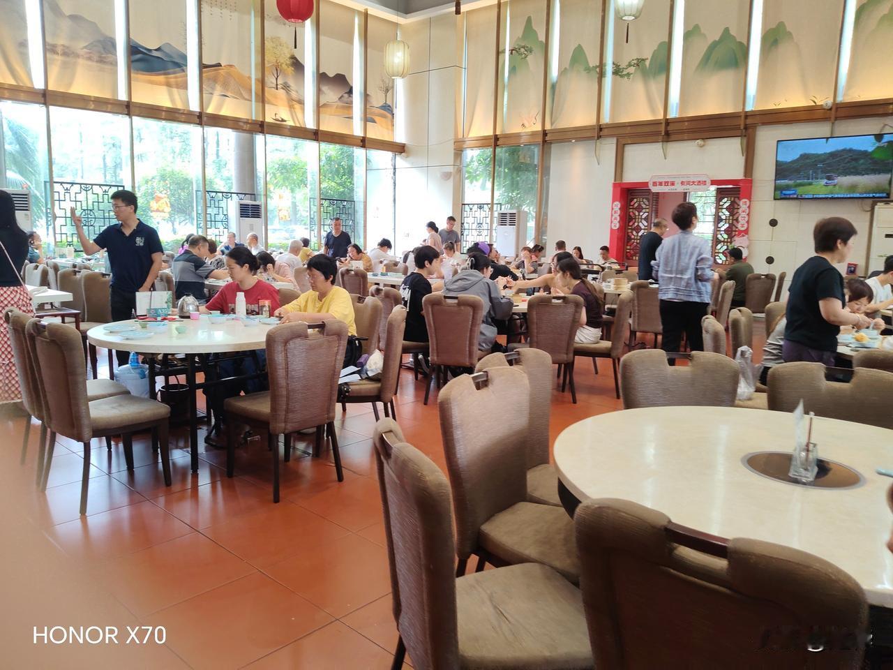 喝早茶是广东人的传统习俗，早点精致有特色又仪式感，都是中产阶级才有时间有精力、有