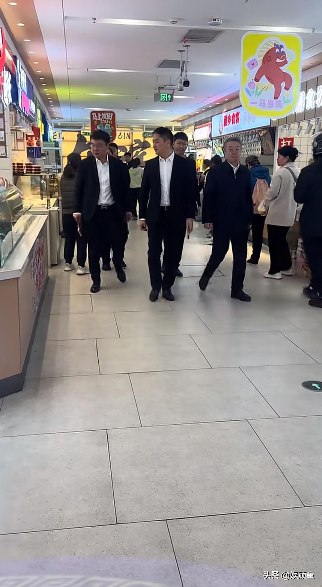 网友在哈尔滨革新街偶遇刘强东，穿白衬衫配黑西服，十分帅气。
这两年京东线下业务布