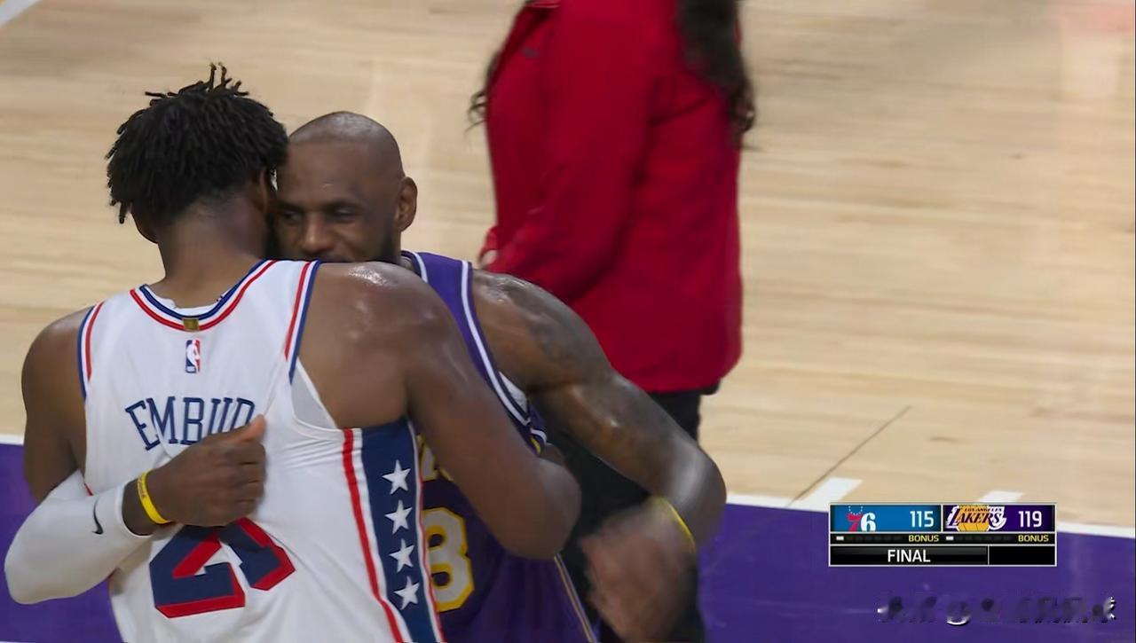 湖人超级巨星詹姆斯真是开心极了！在今天湖人主场以119：115险胜76人的赛后，