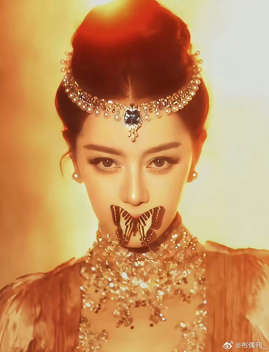 红毯的权威，还得是迪丽热巴。VOGUE红毯，说刘亦菲是“凤凰神女”，迪丽热是“毯