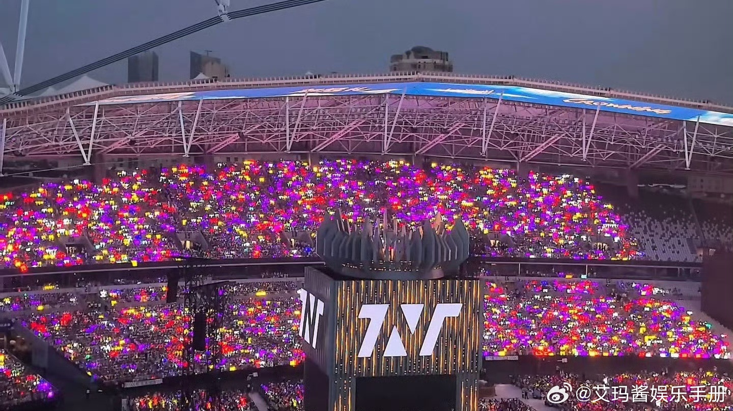 时代少年团演唱会今日灯牌海马嘉祺紫海VS宋亚轩青海VS严浩翔红海 哪家更亮眼？灯