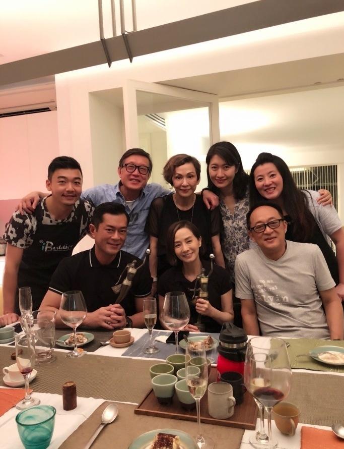 ''影帝影后''手执金像奖与友人同框

镜头中的毛舜筠目光如霖，喜容绽放，一旁的