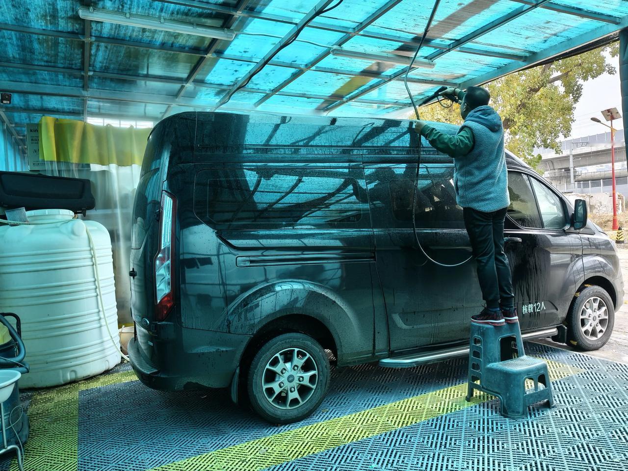 给小家伙洗洗澡。
刚接到通知，明天有来检查的。今天尽管滴着雨的，天阴的很厉害。也