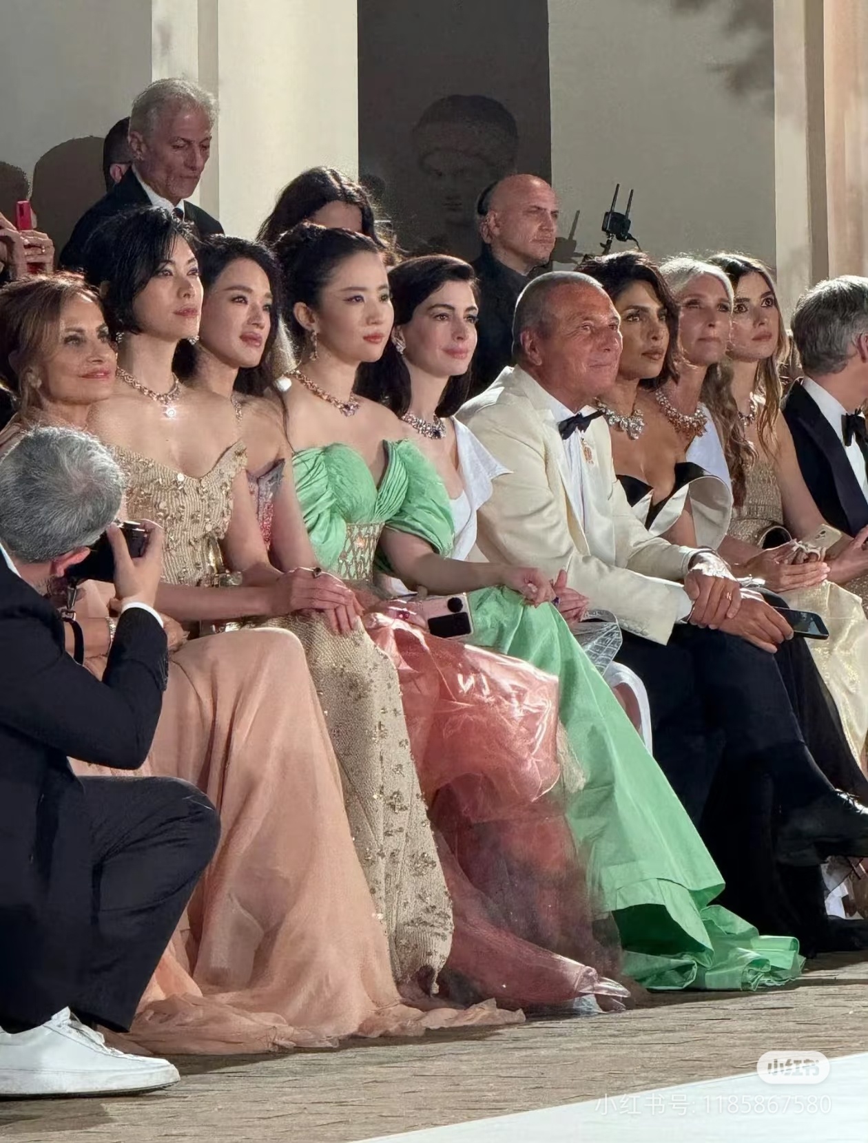 天仙真的不适合精修，刘亦菲皮肤并不是单纯的白，还特别细腻有光泽，奶油小蛋糕形容很