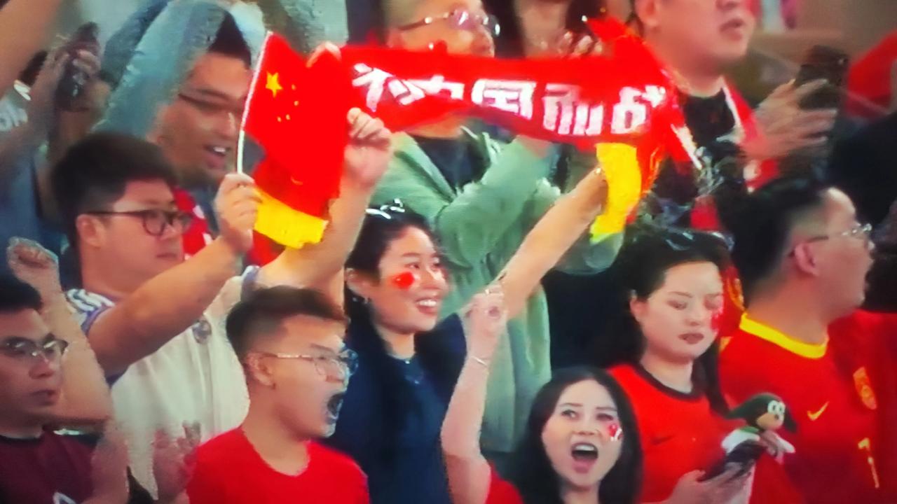 U23亚洲杯，上半场0：0，安东尼奥心脏够大，首发一下子换6人。
下半场王钰栋和