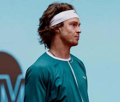 北京时间4月29日消息，ATP1000马德里大师赛展开单打第三轮较量。卫冕冠军、