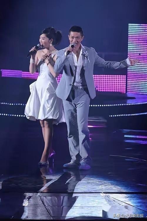 凤凰传奇能火27年，全靠“不要脸”的五五分账？
 
谁能想到，一场暴雨直接把凤凰