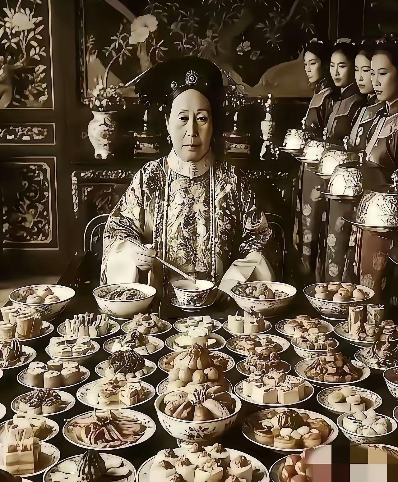 实在想不通
一个人咋能吃到这么多菜呢
估计这桌菜就是来摆谱的，是显示自己的权威和
