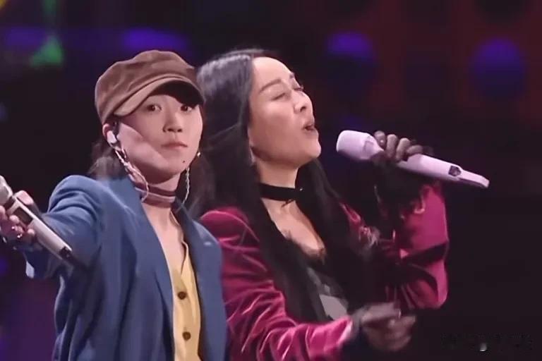 窦靖童与那英合唱时，她的歌声纯净空灵，气息把控自然，弱声处理细腻。其风格既有王菲