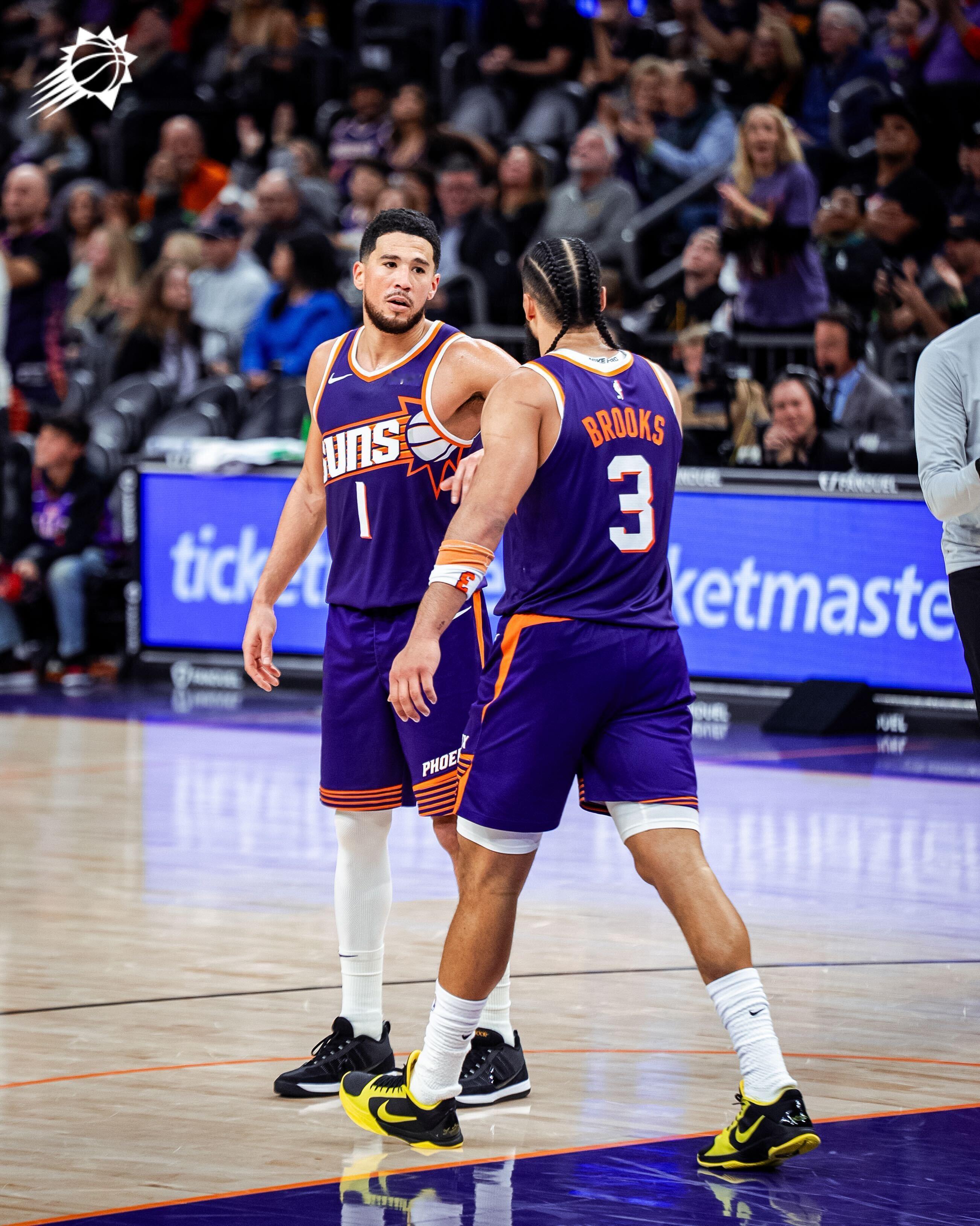 上午好！尊贵的太阳球迷们！☀️ 🔥请签收昨日份数据📊布克：33 分 / 5 