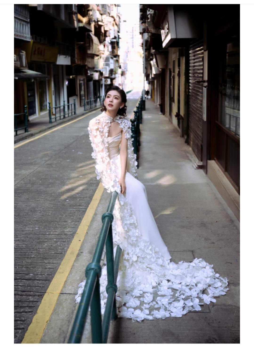 章若楠，裙子好美，就是拍照的地方太随意了。