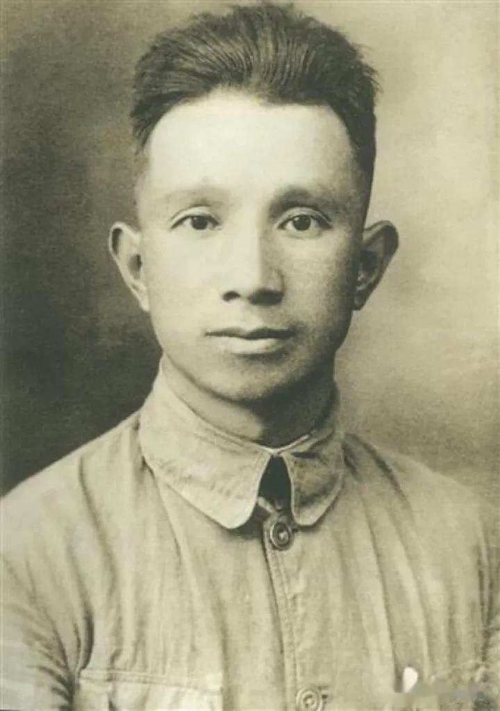 粟裕将军，屡建奇功，被称为当世韩信。其用兵，往往于不可能中见奇迹，愈打愈奇，愈打