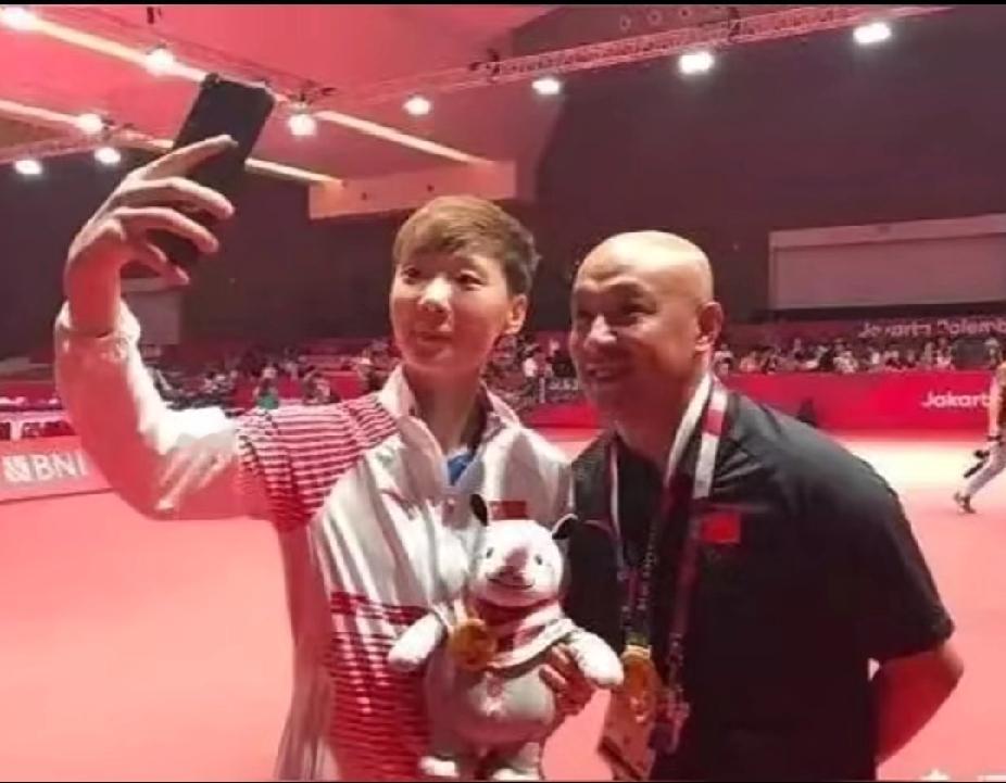 考古挖到宝！这师徒同框太暖了🥰
 
翻到2018年雅加达亚运会的老照片，王曼昱