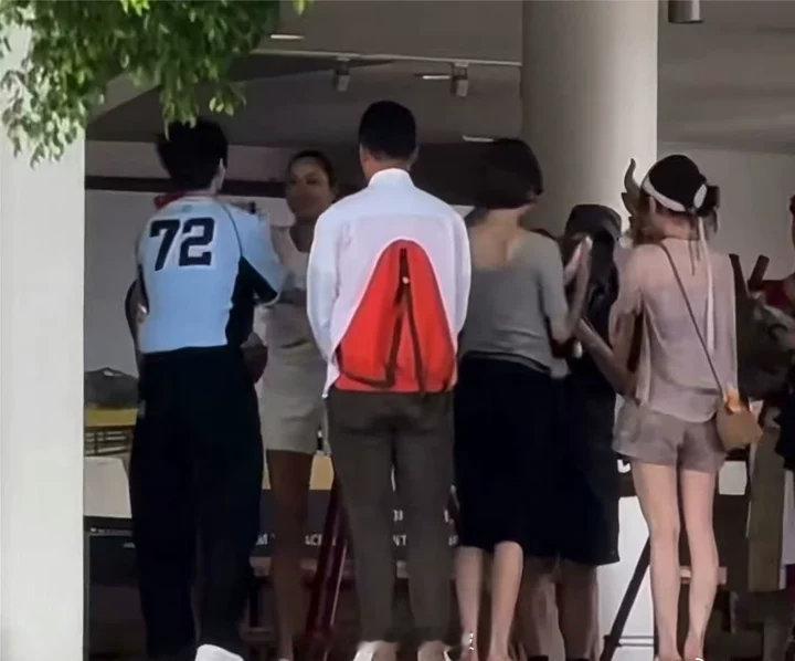 王俊凯瞿颖握手新加坡人和西班牙人在泰国汇合了王俊凯瞿颖握手🤝，新加坡人和西班牙